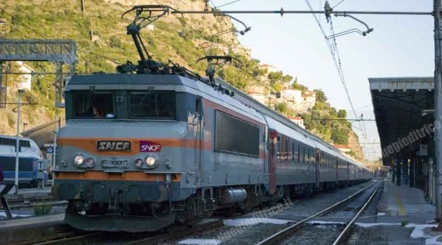 VENTIMIGLIA: SVIO TRENO FRANCESE SNCF IN ARRIVO IN STAZIONE