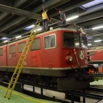 RhB_Guhl_Making_of_Anbringen_der_Sensoren_Depot_Samedan_wwwduegieditriceit