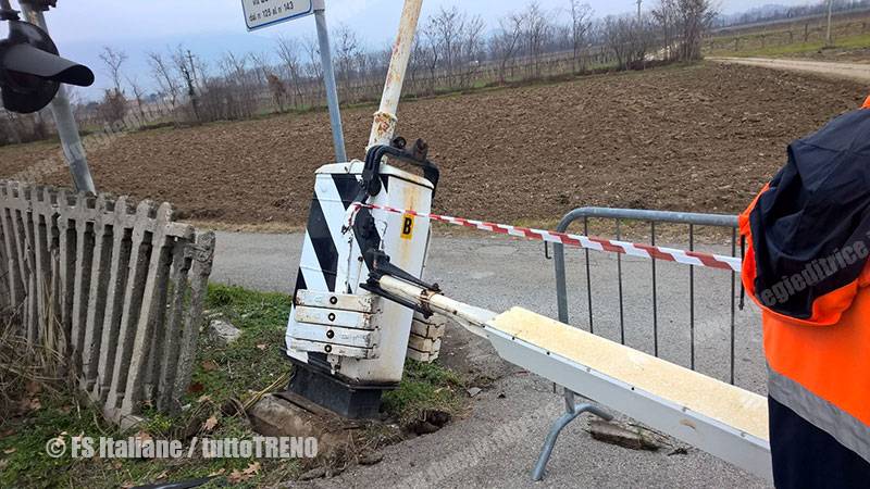 RFI-Passaggio_a_livello_danneggiato-Tallonamento_da_parte_camion-pkm28+570_TV_Calalzo-Pederobba-2015-12-23-fotoFSItaliane_tuttoTRENO_wwwduegieditriceit