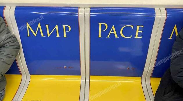Roma: un treno della Metro A per la pace in Ucraina