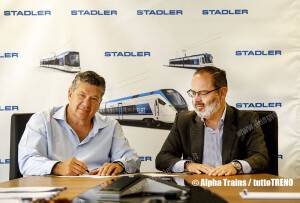 EURO9000-Contract-Signing_Inigo-Parra-CEO-Stadler-Valencia_Fernando-Perez-CEO-Alpha-Trains-Group_blog_tuttotreno_it