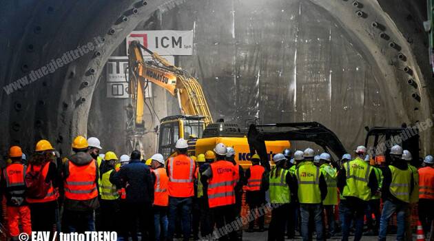 Metro 1 Napoli: abbattuto  l’ultimo diaframma della galleria Di Vittorio