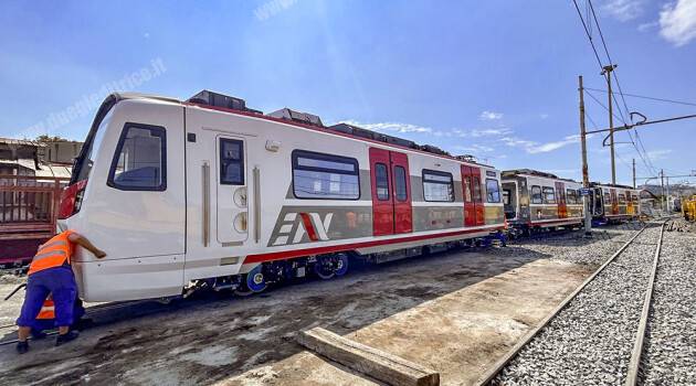 EAV – Il primo treno nuovo della Vesuviana è arrivato a San Giovanni a Teduccio.