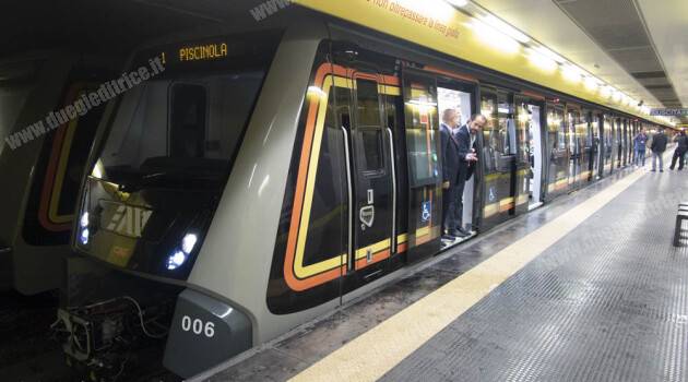 EAV: presentazione del nuovo treno CAF per la linea metro Arcobaleno