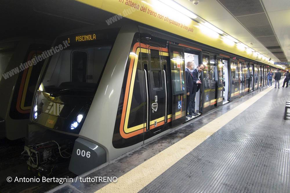 EAV-LineaArcobaleno-MR005_006-CAF-PresentazioneTRainbow-stazione