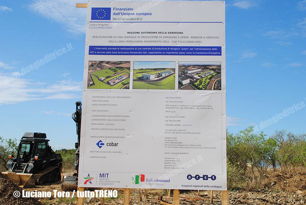 ARST-Posa_prima_pietra_centro_produzione_idrogeno_e_DL-Mandas-2025-10-16-ToroLuciano_DSC_1193-Presentazione.JPG_blog_tuttotreno_it