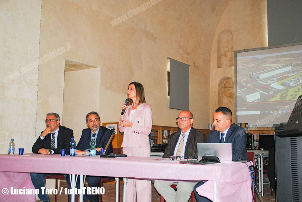 ARST-Posa_prima_pietra_centro_produzione_idrogeno_e_DL-Mandas-2025-10-16-ToroLuciano_DSC_1193-Presentazione_blog_tuttotreno_it
