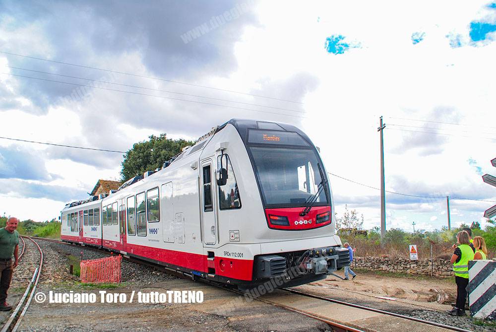 ARST-Posa_prima_pietra_centro_produzione_idrogeno_e_DL-SRDe112_01-utilizzato-per-trasporto-degli-invitati-alla-presentazione-dei-lavori-Mandas-2025-10-16-ToroLuciano_blog_tuttotreno_it