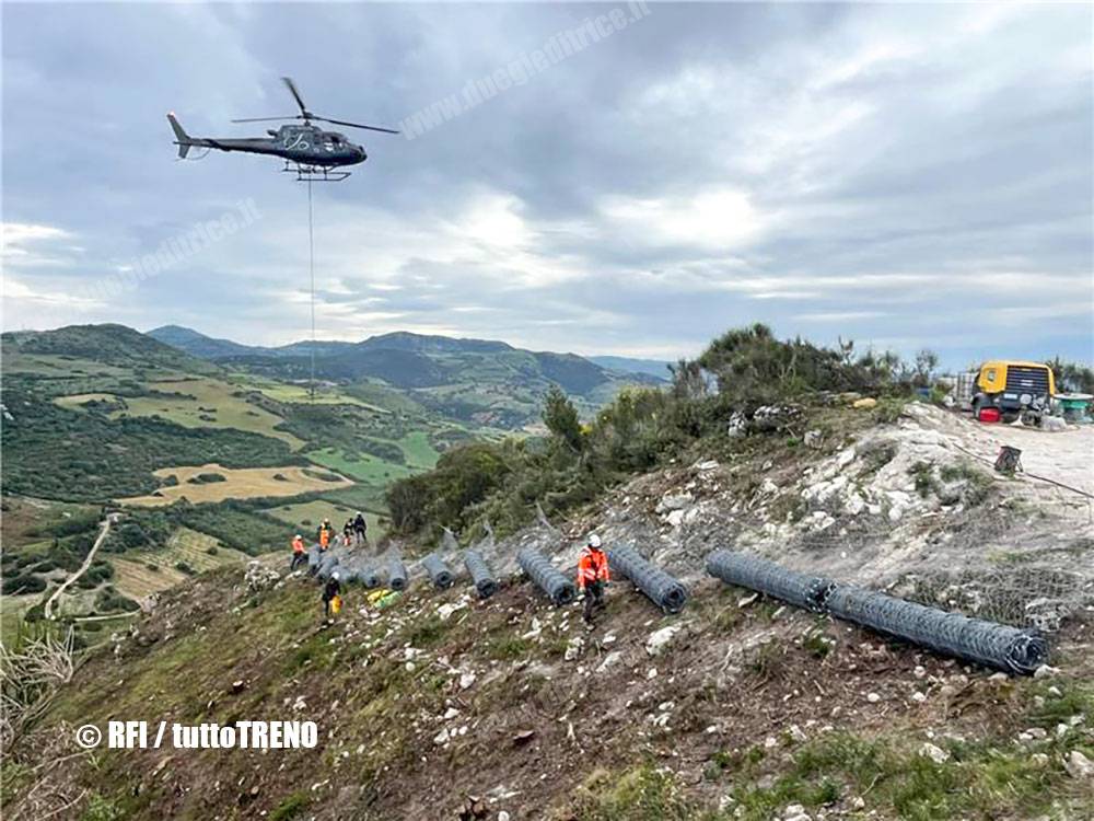 RFI-Cantiere_Lavori_con_elicottero_tratta_Ploaghe_Scala_di_giocca-Muros-2025-10-gg-fotoRFI_blog_tuttotreno_it