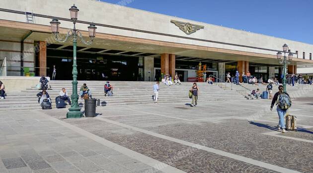 RFI: VENEZIA SANTA LUCIA: COMPLETATO L’INTERVENTO SULLA SCALA MONUMENTALE DI ACCESSO ALLA STAZIONE