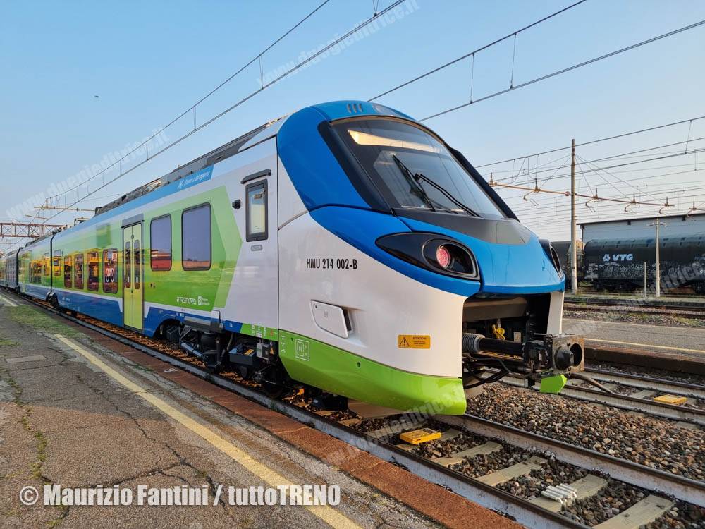 Trenord-HMU214_002-arrivo_primo_treno-RovatoRFI-Rovato-2025-10-1