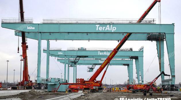 FS LOGISTIX: MONTATE LE PRIME TRE GRU A MILANO SMISTAMENTO