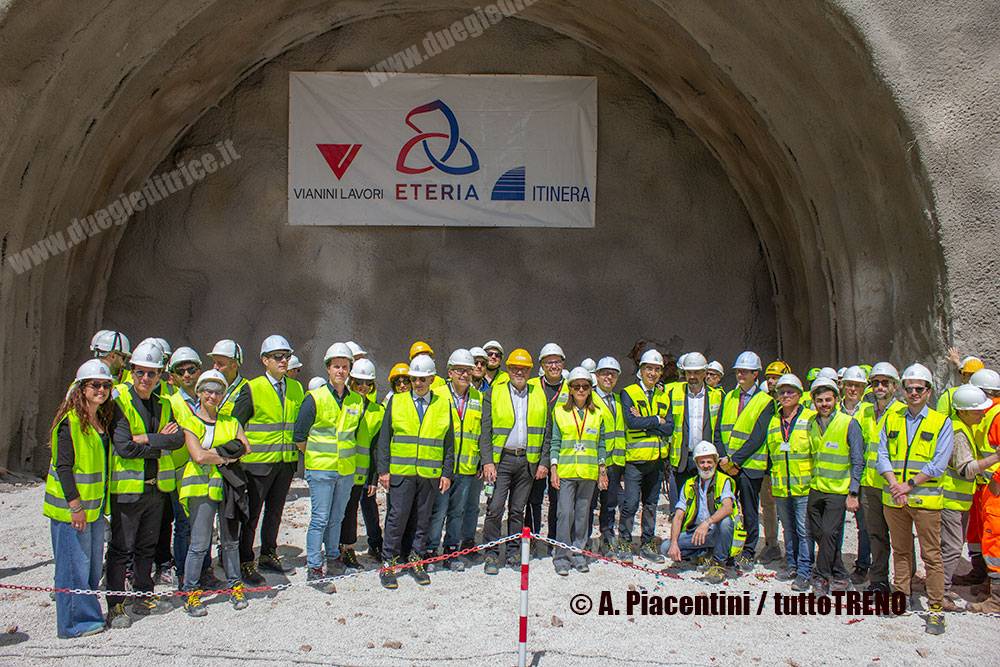 RFI-Apertura_Galleria_Valtreara-Foto_di_rito_con_tutte_le_maestranze-2026-04-29-PiacentiniAndrea-IMG_9459_blog_tuttotreno_it
