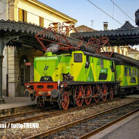 Oggi una E 432 con carrozze Corbezzolini in livrea RR