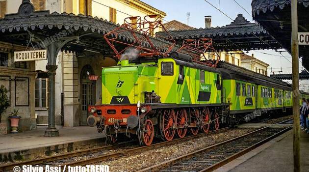 Oggi una E 432 con carrozze Corbezzolini in livrea RR