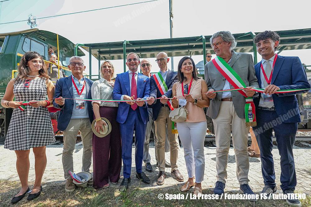 TTI-carrozze_panoramiche_taglio_nastro-FondazioneFS-ParaticoSarnico2026-06-20-LaPresse_FondazioneFS_blog_tuttotreno_it